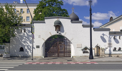 Вход в Марфо-Мариинскую обитель. Россия, Москва, улица Большая Ордынка, 34. Солнечный день в конце июля - Wombat