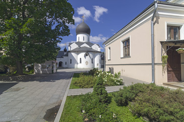 Собор Покрова Пресвятой Богородицы в Марфо-Мариинской обители. Россия, Москва, улица Большая Ордынка, 34. Солнечный день в конце июля - Wombat