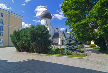 Собор Покрова Пресвятой Богородицы в Марфо-Мариинской обители. Россия, Москва, улица Большая Ордынка, 34. Солнечный день в конце июля - Wombat