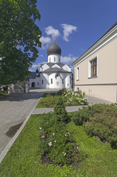 Собор Покрова Пресвятой Богородицы в Марфо-Мариинской обители. Россия, Москва, улица Большая Ордынка, 34. Солнечный день в конце июля - Wombat