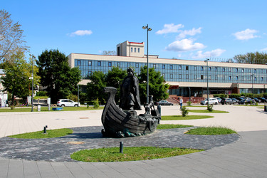 Жанровая скульптура "Новгородский купец". «Новгородский купец» — это жанровая скульптура, установленная на набережной реки Волхов в Великом Новгороде - Zauberfloten
