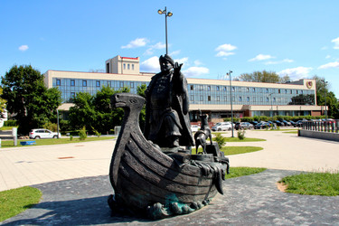 Жанровая скульптура "Новгородский купец" на набережной реки Волхов. Великий Новгород. Август 2026г - Zauberfloten