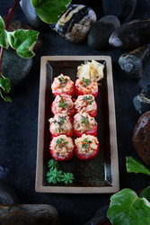Традиционная японская кухня. Острые роллы с различными мидиями, креветками и лососем. Белый имбирь и васаби. Роллы украшены микрозеленью - RusAKphoto