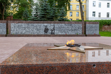 Мемориальная фреска «Бессмертный полк» на площади Памяти Героев в Смоленске, Россия - gumbao