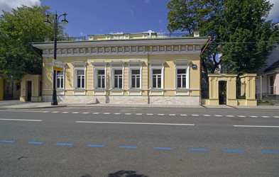 Главный дом городской усадьбы штабс-капитана Е.А. Демидова. Москва, улица Большая Ордынка, 46, стр. 3. Солнечный день в конце июля - Wombat