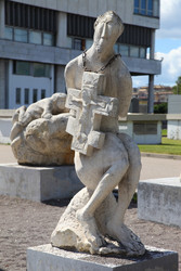 Каменная скульптура фигуры, держащей крест, в парке - Patipas