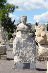 Каменная скульптура женщины с веером в парке - Patipas