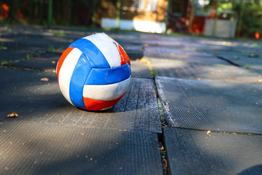 Волейбольный мяч в спортивной форме на спортивной площадке - Patipas