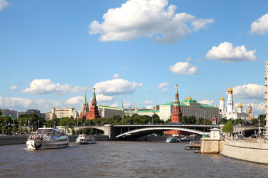 Вид на Московский Кремль и реку с лодками - Patipas