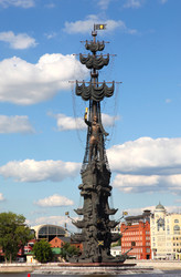 Статуя Петра Великого, установленная на постаменте в виде корабля - Patipas