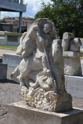 Каменная скульптура воина, сражающегося с драконом, в парке - Patipas