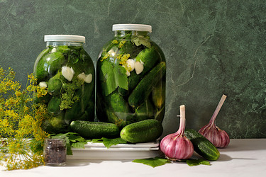 Консервированные огурцы с укропом, чесноком и листьями для засолки на кухонном столе. Концепция урожая. Рецепт и ингредиенты для домашних солений. Концепция домашнего консервирования. Здоровая и натуральная еда - svetlanabalyn