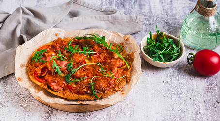 Вкусная пицца в пите с помидорами, колбасой, сыром и рукколой на веб-баннере - Elena Rui