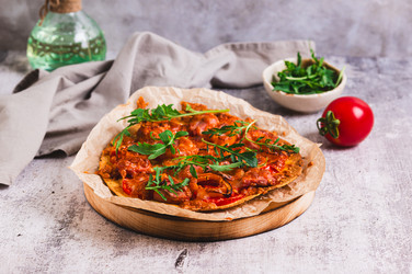 На столе — вкуснейшая пицца в пите с помидорами, колбасой, сыром и рукколой - Elena Rui