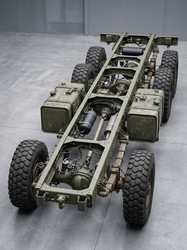 Голое шасси военного грузовика с изолированными колесами - artshock