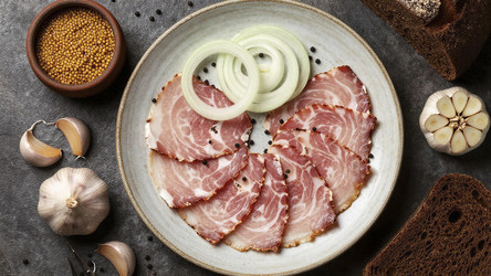 Нарезанное мясо с луковыми кольцами и специями - Vvicca