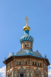 Красивый купол православного собора с золотым крестом под ясным голубым небом - kitikat