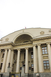 Красивый неоклассический фасад здания Государственного банка с массивными колоннами - kitikat