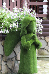 Beautiful artificial grass angel figure decorated with white and purple flowers. / Красивая фигура ангела из искусственной травы, украшенная белыми и фиолетовыми цветами - kitikat