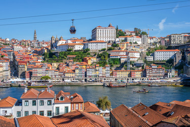 Канатная дорога Teleferico de Gaia с лодками Douro над рекой - rukhlenko