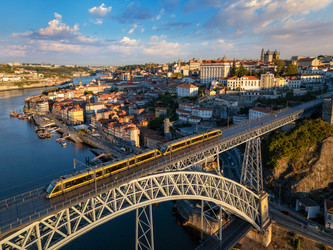 Вид с дрона на рассвете на трамвай на мосту Дом Луи I над набережной - rukhlenko