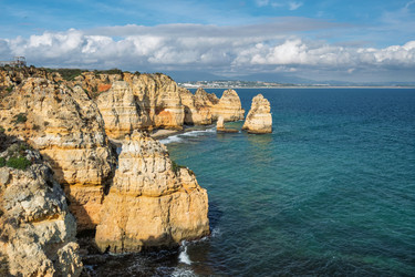 Панорама сверху, демонстрирующая потрясающие морские скалы и утесы Понте-да-Пьедаде в Лагосе, A 045 - rukhlenko