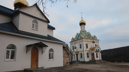Башкортостан, село Курорта, Православный храм в честь Табынской иконы Божией Матери с золотыми куполами у лесистого холма - ZRR_WRLD