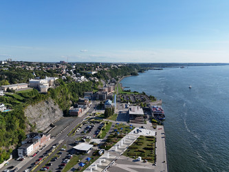 Вид с воздуха на набережную Куай-Паке, паромный терминал и реку Святого Лаврентия в Левисе, Квебек, Канада - EOS_Canon