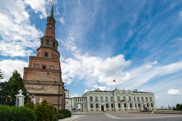 Пизанская башня Сююмбике и Губернаторский/Президентский дворец в Казанском Кремле - gumbao