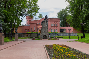 Памятник «Благодарная Россия — героям 1812 года» в Смоленске, Россия - gumbao