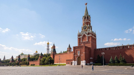 Величие Московского Кремля: Спасская башня с курантами на фоне Красной площади — символ российской государственности и архитектурного наследия - zemlyansky32