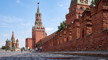 Спасская башня Московского Кремля и собор Василия Блаженного: панорама Красной площади в солнечный день - zemlyansky32