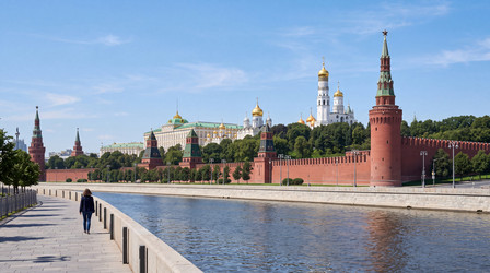 Вид на Московский Кремль со стороны Москвы‑реки: башни, соборы и набережная в солнечный день - zemlyansky32