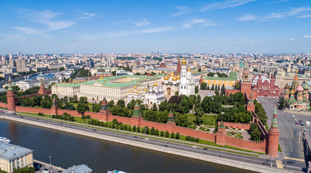 Панорама Московского Кремля с высоты: ансамбль соборов, стены и башни на фоне города - zemlyansky32