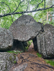 Скальные Врата Любви недалеко от алтайского курорта Белокуриха. Местная туристическая достопримечательность. Алтайский край - Serg Zastavkin