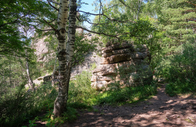 Фотография скал в лесу на горе Церковка недалеко от алтайского курорта Белокуриха - Serg Zastavkin