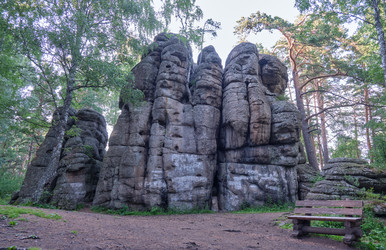 Скалы «Четыре брата» и скамейка возле алтайского курорта Белокуриха. Местная туристическая достопримечательность. Алтайский край - Serg Zastavkin