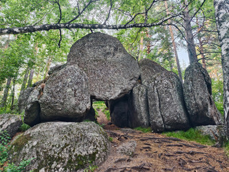 Скальные Врата Любви недалеко от алтайского курорта Белокуриха. Местная туристическая достопримечательность. Алтайский край - Serg Zastavkin