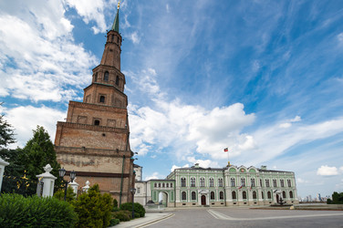 Пизанская башня Сююмбике и Губернаторский/Президентский дворец в Казанском Кремле - gumbao