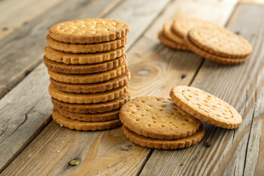 Классическое печенье Digestive, сложенное стопкой на деревенской деревянной поверхности. Генеративный ИИ - RomanZ