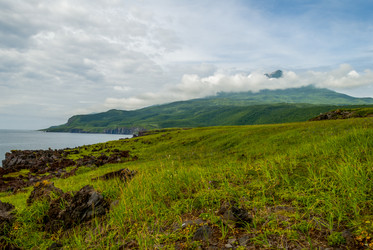 Лавовое плато Янкито с видом на вулкан Богдан Хмельницкий. о. Итуруп. The Yankito plateau with a view of the Bogdan Khmelnitsky volcano. Iturup Island. (Сахалин. Sakhalin. (marka) - marka