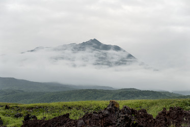 Лавовое плато Янкито с видом на вулкан Богдан Хмельницкий. о. Итуруп. The Yankito plateau with a view of the Bogdan Khmelnitsky volcano. Iturup Island. (Сахалин. Sakhalin. (marka) - marka