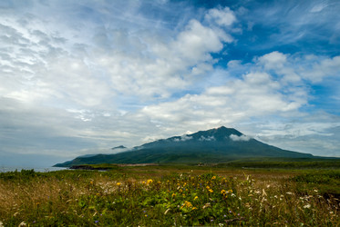 Лавовое плато Янкито с видом на вулкан Богдан Хмельницкий. о. Итуруп. The Yankito plateau with a view of the Bogdan Khmelnitsky volcano. Iturup Island. (Сахалин. Sakhalin. (marka) - marka
