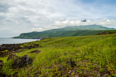 Лавовое плато Янкито с видом на вулкан Богдан Хмельницкий. о. Итуруп. The Yankito plateau with a view of the Bogdan Khmelnitsky volcano. Iturup Island. (Сахалин. Sakhalin. (marka) - marka