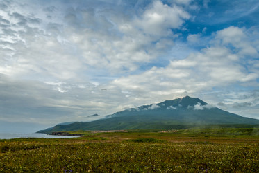 Лавовое плато Янкито с видом на вулкан Богдан Хмельницкий. о. Итуруп. The Yankito plateau with a view of the Bogdan Khmelnitsky volcano. Iturup Island. (Сахалин. Sakhalin. (marka) - marka