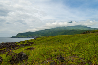 Лавовое плато Янкито с видом на вулкан Богдан Хмельницкий. о. Итуруп. The Yankito plateau with a view of the Bogdan Khmelnitsky volcano. Iturup Island. (Сахалин. Sakhalin. (marka) - marka