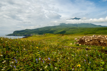 Лавовое плато Янкито с видом на вулкан Богдан Хмельницкий. о. Итуруп. The Yankito plateau with a view of the Bogdan Khmelnitsky volcano. Iturup Island. (Сахалин. Sakhalin. (marka) - marka