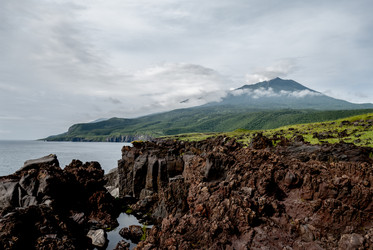 Лавовое плато Янкито с видом на вулкан Богдан Хмельницкий. о. Итуруп. The Yankito plateau with a view of the Bogdan Khmelnitsky volcano. Iturup Island. (Сахалин. Sakhalin. (marka) - marka