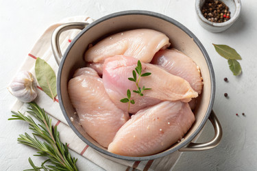 Сырая курица, помещенная в кастрюлю и готовая к приготовлению. Генеративный ИИ - RomanZ