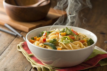 Вкуснейшая тарелка горячей пасты со свежими овощами. Генеративный ИИ - RomanZ